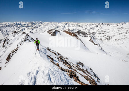 Tourengeher, absteigend vom Finail Gipfel auf dem Grat, Val Senales, Meraner Land, Alpen, Süd-Tirol-Provinz Stockfoto