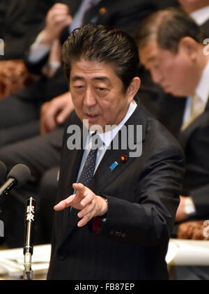 Tokio, Japan. 12. Januar 2016. Japans Ministerpräsident Shinzo Abe beantwortet Fragen von einer Opposition Gesetzgeber während einer Frage-und-Antwort-Sitzung des unteren Hauses Haushaltsausschusses in Tokio, Dienstag, 12. Januar 2016. Abe und die ordentlichen Mitglieder seines Kabinetts besuchte die neuen Jahren erste Ausschusssitzung in der Ernährung. Bildnachweis: Natsuki Sakai/AFLO/Alamy Live-Nachrichten Stockfoto