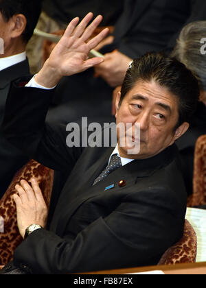 Tokio, Japan. 12. Januar 2016. Japans Ministerpräsident Shinzo Abe beantwortet Fragen von einer Opposition Gesetzgeber während einer Frage-und-Antwort-Sitzung des unteren Hauses Haushaltsausschusses in Tokio, Dienstag, 12. Januar 2016. Abe und die ordentlichen Mitglieder seines Kabinetts besuchte die neuen Jahren erste Ausschusssitzung in der Ernährung. Bildnachweis: Natsuki Sakai/AFLO/Alamy Live-Nachrichten Stockfoto