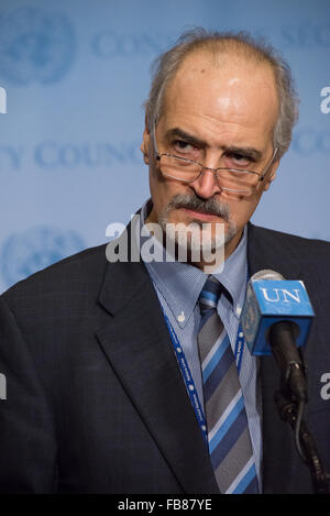 New York, USA. 11. Januar 2016. Bashar Ja'afari spricht vor der Presse. Als eine hinter verschlossenen Türen des Sicherheitsrats Beratung bezüglich der ins Stocken geratenen Hilfskonvoi von Damaskus zu Madaya, wo eine humanitäre Krise entwickelt hat begann, syrischen ständiger Vertreter bei den Vereinten Nationen Bashar Ja'afari erschien vor der UN-Pressecorps zu vehement verweigern Sie keine Rolle der syrischen Regierung in Hilfe zu behindern. Bildnachweis: Pazifische Presse/Alamy Live-Nachrichten Stockfoto