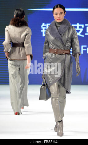 Peking, China. 11. Januar 2016. Ein Modell zeigt eine Kreation auf einem Fell Fashion Show in Peking, Hauptstadt von China, 11. Januar 2016. © Chen Jianli/Xinhua/Alamy Live-Nachrichten Stockfoto