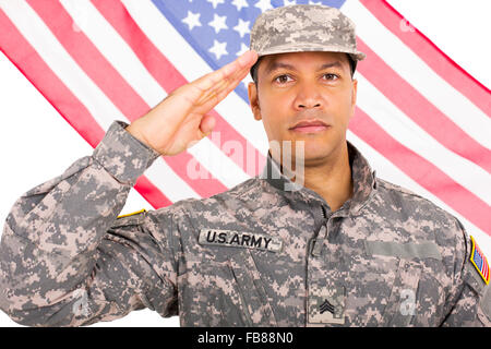 mittleren Alter Soldat mit amerikanischen Flagge im Hintergrund grüßen Stockfoto