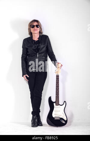 Musiker, gekleidet in schwarzem Leder an weißer Wand Stockfoto