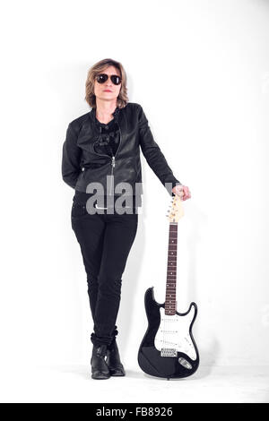 Musiker, gekleidet in schwarzem Leder an weißer Wand Stockfoto