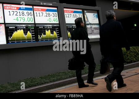 Tokio, Japan. 12. Januar 2016. Fußgängerzone spazieren vorbei an einem Lager Elektronikplatine zeigt Japans Nikkei Stock Average, die 2,7 Prozent auf 17,218.96 auf 12. Januar 2016, Tokyo, Japan fiel. Die japanischen Aktien fiel am Dienstag stürzen die Rohölpreise und Premierminister Shinzo Abe Kommentare über Steuererhöhungen im Parlament. Bildnachweis: Rodrigo Reyes Marin/AFLO/Alamy Live-Nachrichten Stockfoto