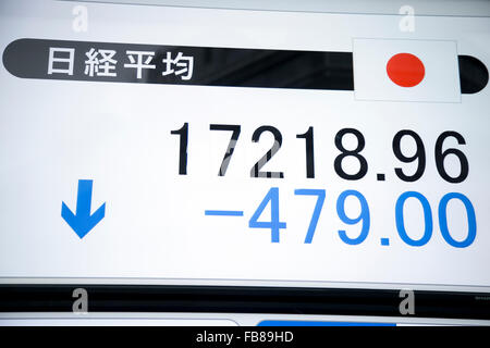 Tokio, Japan. 12. Januar 2016. Ein Lager Elektronikplatine zeigt Japans Nikkei Stock Average, die 2,7 Prozent auf 17,218.96 auf 12. Januar 2016, Tokyo, Japan fallen gelassen. Die japanischen Aktien fiel am Dienstag stürzen die Rohölpreise und Premierminister Shinzo Abe Kommentare über Steuererhöhungen im Parlament. Bildnachweis: Rodrigo Reyes Marin/AFLO/Alamy Live-Nachrichten Stockfoto