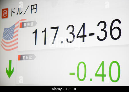 Tokio, Japan. 12. Januar 2016. Ein Lager Elektronikplatine zeigt die japanischen Yen gehandelt am Schluss der Sitzung, die Japans Nikkei Stock Average 2,7 Prozent auf 17,218.96 auf 12. Januar 2016, Tokio, Japan fiel. Die japanischen Aktien fiel am Dienstag stürzen die Rohölpreise und Premierminister Shinzo Abe Kommentare über Steuererhöhungen im Parlament. Bildnachweis: Rodrigo Reyes Marin/AFLO/Alamy Live-Nachrichten Stockfoto