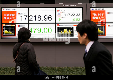 Tokio, Japan. 12. Januar 2016. Passanten schauen Sie sich ein Lager Elektronikplatine zeigt Japans Nikkei Stock Average, die 2,7 Prozent auf 17,218.96 auf 12. Januar 2016, Tokyo, Japan fiel. Die japanischen Aktien fiel am Dienstag stürzen die Rohölpreise und Premierminister Shinzo Abe Kommentare über Steuererhöhungen im Parlament. Bildnachweis: Rodrigo Reyes Marin/AFLO/Alamy Live-Nachrichten Stockfoto