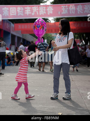 Ein mixed-Rennen-Kleinkind und chinesischen Mutter auf einer Messe in einer Stadt in China. Stockfoto