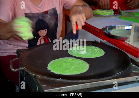 Kochen Roti Saimai (Zuckerwatte) oder Thai Zuckerwatte Burrito Pfannkuchen am Markt in Ayutthaya, THailand Stockfoto