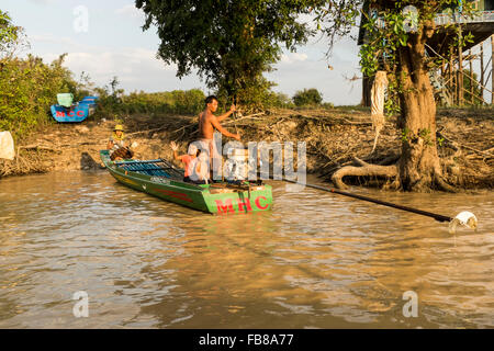 Dorfbewohner in ein Boot in Kampong phluk, in Siem Reap, Kambodscha. Stockfoto