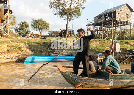 Dorfbewohner überqueren Sie den Fluss in ein Boot in Kampong phluk, in Siem Reap, Kambodscha. Stockfoto