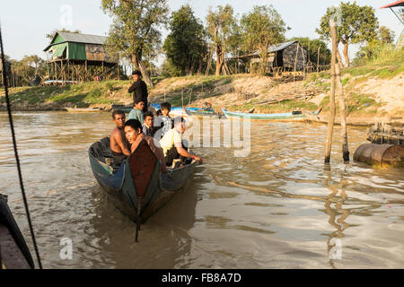 Dorfbewohner überqueren Sie den Fluss in ein Boot in Kampong phluk, in Siem Reap, Kambodscha. Stockfoto