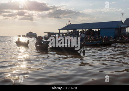 Dorfbewohner in Boote warten auf Touristen auf thonle Sap See in Siem Reap, Kambodscha. Stockfoto