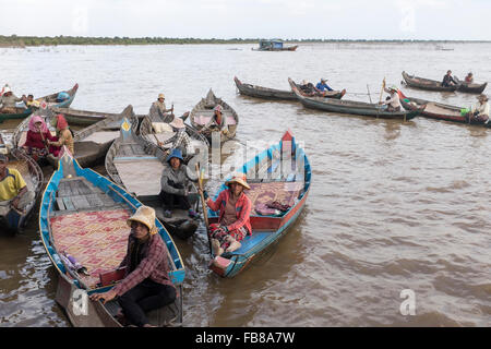 Dorfbewohner in Boote warten auf Touristen auf thonle Sap See in Siem Reap, Kambodscha. Stockfoto