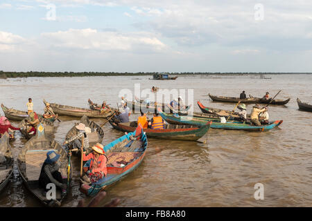 Dorfbewohner in Boote warten auf Touristen auf thonle Sap See in Siem Reap, Kambodscha. Stockfoto