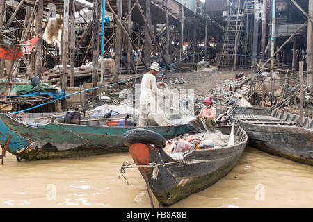 Dorfbewohner in Boote in Kampong phluk, in Siem Reap, Kambodscha. Stockfoto