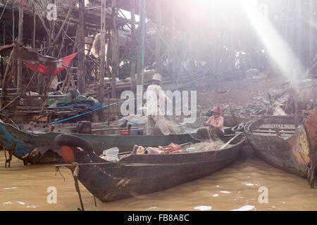 Dorfbewohner in Boote in Kampong phluk, in Siem Reap, Kambodscha. Stockfoto