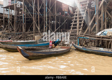 Dorfbewohner in Boote in Kampong phluk, in Siem Reap, Kambodscha. Stockfoto