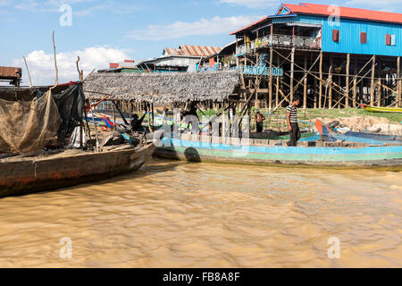 Dorfbewohner in Boote in Kampong phluk, in Siem Reap, Kambodscha. Stockfoto