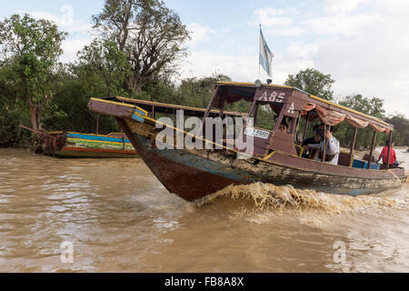 Eine touristische Boot fährt entlang des Flusses in der Nähe von Kampong phluk tahas, in Siem Reap, Kambodscha. Stockfoto