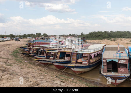 Ausflugsboote säumen die Ufer des Flusses in der Nähe von Kampong phluk tahas, in Siem Reap, Kambodscha. Stockfoto