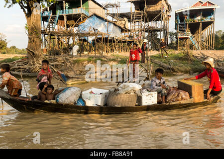 Dorfbewohner in ein Boot in Kampong phluk, in Siem Reap, Kambodscha. Stockfoto