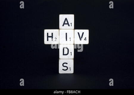 Berlin, Deutschland. 22. November 2015. ILLUSTRATION - Buchstaben-Würfel in Form eines Kreuzes bilden die Abkürzungen "HIV" und "AIDS". Das Foto wurde in Berlin, Deutschland, 22. November 2015. Foto: S. Steinach - NO-Draht-SERVICE-/ Dpa/Alamy Live News Stockfoto