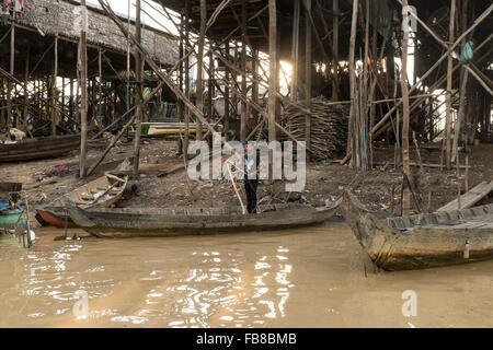 Ein Fischer in seinem Boot in Kampong phluk, in Siem Reap, Kambodscha. Stockfoto