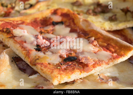 verschiedene hausgemachte Pizza in kleine Stücke schneiden Stockfoto