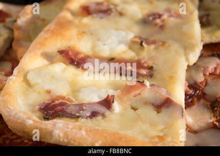 verschiedene hausgemachte Pizza in kleine Stücke schneiden Stockfoto