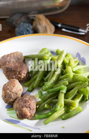 Gebratene weiße Fleischbällchen mit französische grüne Bohnen Stockfoto