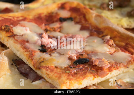 verschiedene hausgemachte Pizza in kleine Stücke schneiden Stockfoto