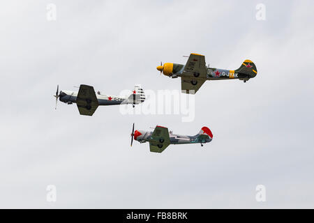 Aerostars aerobatic anzeigen Team in Farnborough International Airshow, Farnborough Airport, Rushmoor, Hampshire, YAK-50er Jahre, Englan Stockfoto