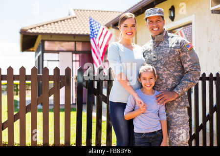 glücklich amerikanischer Soldat mit Familie vor ihrem Haus vereint Stockfoto