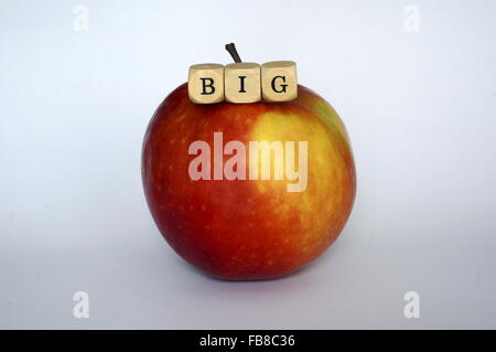 Berlin, Deutschland. 22. November 2015. ILLUSTRATION - Brief Würfel auf einem Apple bilden das englische Wort "Big". Das Foto wurde in Berlin, Deutschland, 22. November 2015. Foto: S. Steinach - NO-Draht-SERVICE-/ Dpa/Alamy Live News Stockfoto