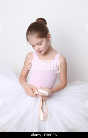 kleine Ballerina im Studio posieren vor der Kamera Stockfoto