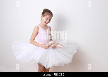 kleine Ballerina im Studio posieren vor der Kamera Stockfoto