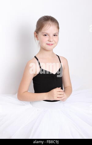 kleine Ballerina im Studio posieren vor der Kamera Stockfoto