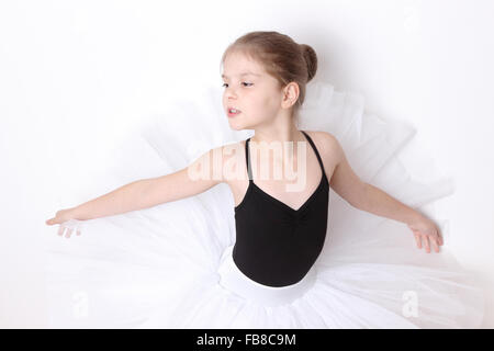 kleine Ballerina im Studio posieren vor der Kamera Stockfoto