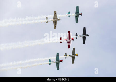 Aerostars aerobatic anzeigen Team in Farnborough International Airshow, Farnborough Airport, Rushmoor, Hampshire, YAK-50er Jahre, Englan Stockfoto