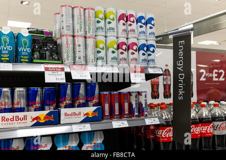 Multi-Packs von Energy-Drinks in den Regalen im Supermarkt, UK Stockfoto