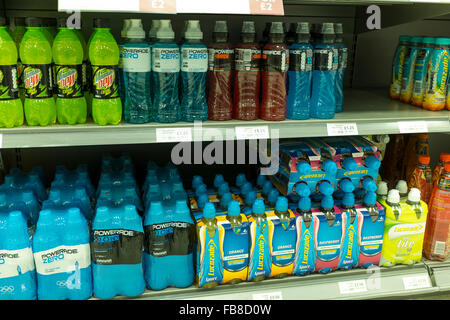 Multi-Packs von Energy-Drinks in den Regalen im Supermarkt, UK Stockfoto