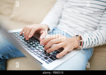 Menschenhand Laptop Tasten drücken Stockfoto