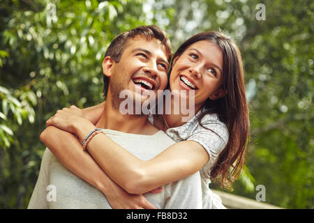 Porträt der jungen Paare, die Spaß im freien Stockfoto