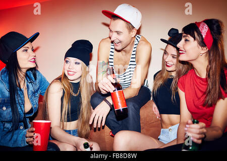 Junge freundliche Menschen trinken Bier in der Bar Stockfoto