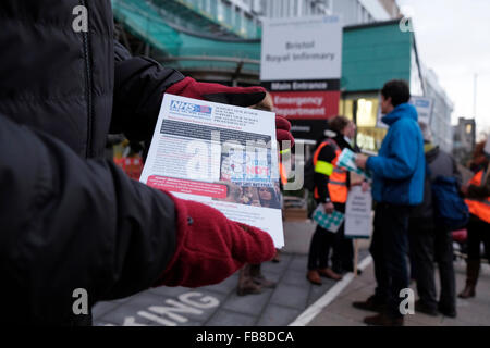 Bristol, UK. 12. Januar 2016. Ein Demonstrant abgebildet ist, außerhalb der Bristol Royal Infirmary hält eine Broschüre erklärt, warum Junior Ärzte haben in den Streik gingen. Bildnachweis: Lynchpics/Alamy Live-Nachrichten Stockfoto