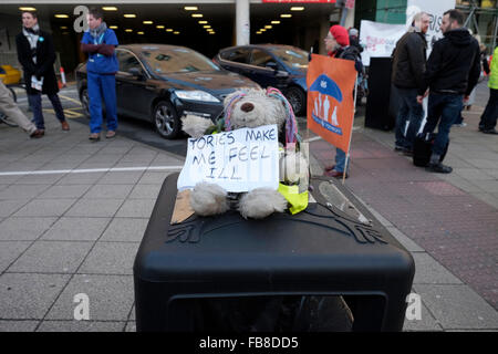 Bristol, UK. 12. Januar 2016. Ein Teddybär hält eine Anti-Regierung, die Zeichen außerhalb der Bristol Royal Infirmary am Tag abgebildet ist, die Ärzte streiken. Bildnachweis: Lynchpics/Alamy Live-Nachrichten Stockfoto