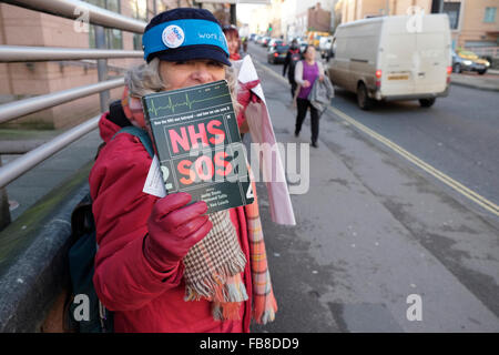 Bristol, UK. 12. Januar 2016. Ein Demonstrant abgebildet ist, außerhalb der Bristol Royal Infirmary auf den Tag, an dem Junior Ärzte über vorgeschlagene neue Verträge streikten protestieren. Bildnachweis: Lynchpics/Alamy Live-Nachrichten Stockfoto