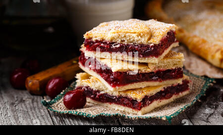 Hausgemachte Kuchen, gefüllt mit Kirschen Stockfoto